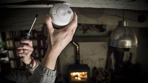 疫情和战争造成的延误 很多房屋未能及时装置烟雾报警器