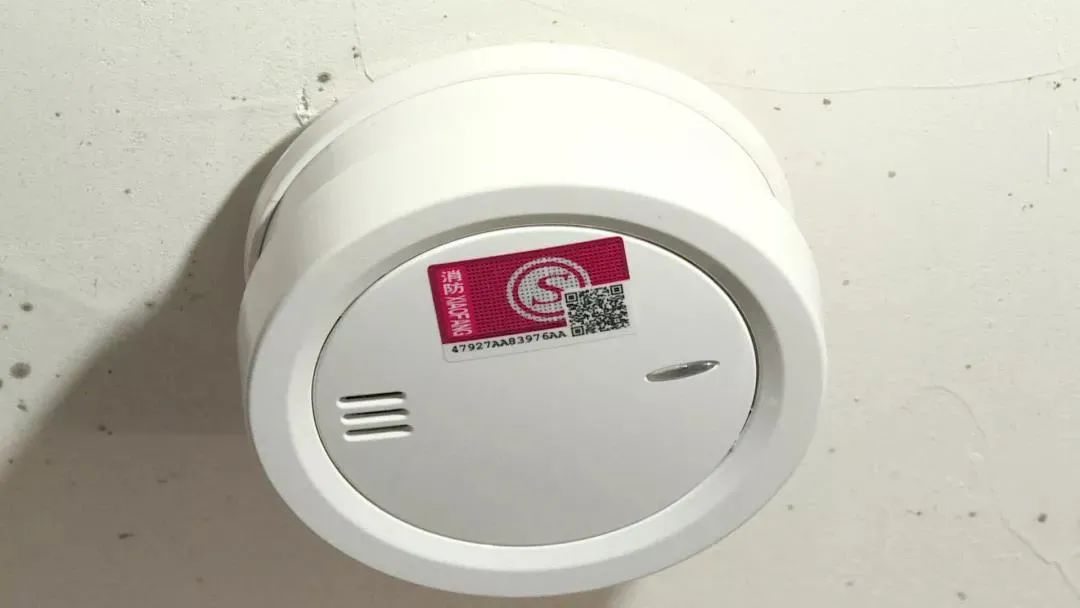 暖心!这个镇为1225位独居老人安装烟感报警器_央广网